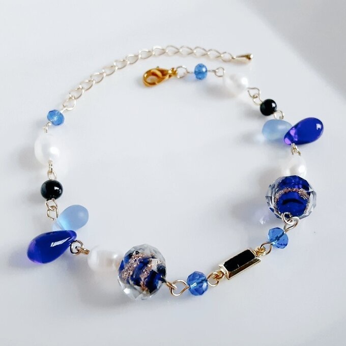 上品な淡水パールとぷっくりしずくととんぼ玉ビーズのお洒落ブレスレット(ブルー)