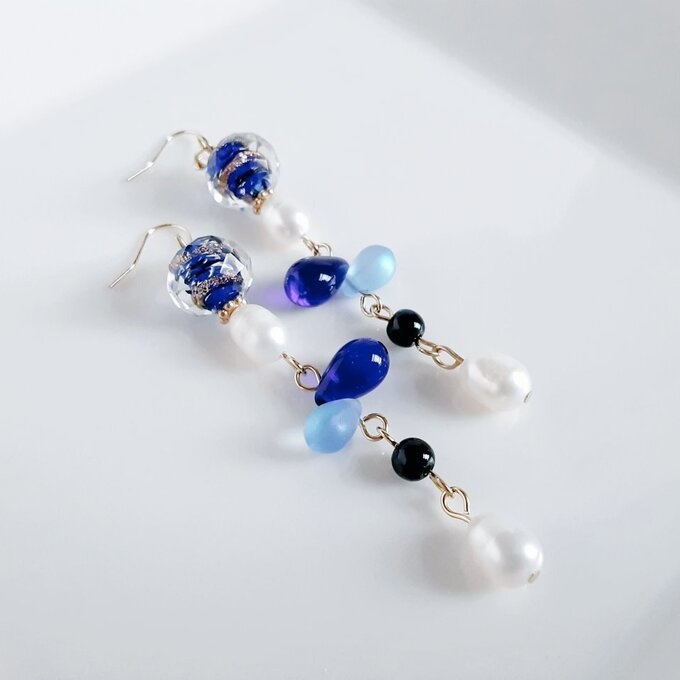 上品な淡水パールが揺れる☆ぷっくりしずくととんぼ玉ビーズのゆらゆらロングピアス/イヤリング(ブルー)
