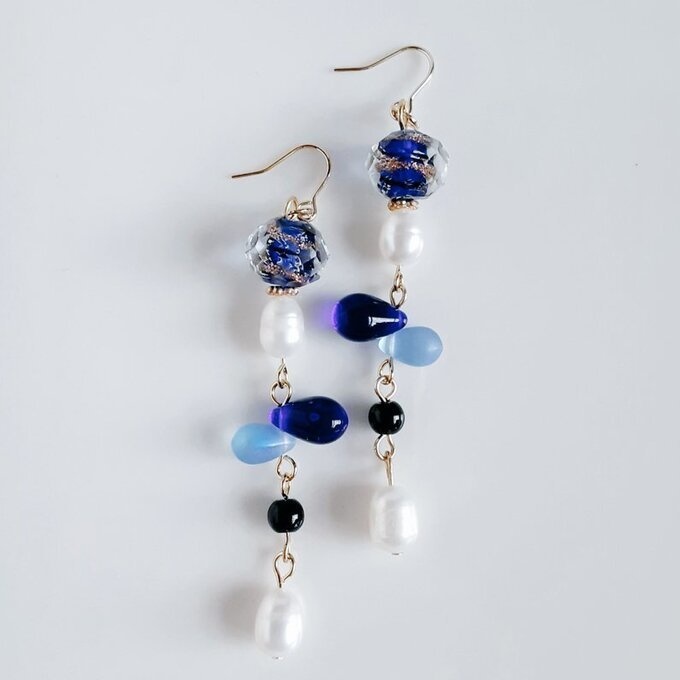 上品な淡水パールが揺れる☆ぷっくりしずくととんぼ玉ビーズのゆらゆらロングピアス/イヤリング(ブルー)