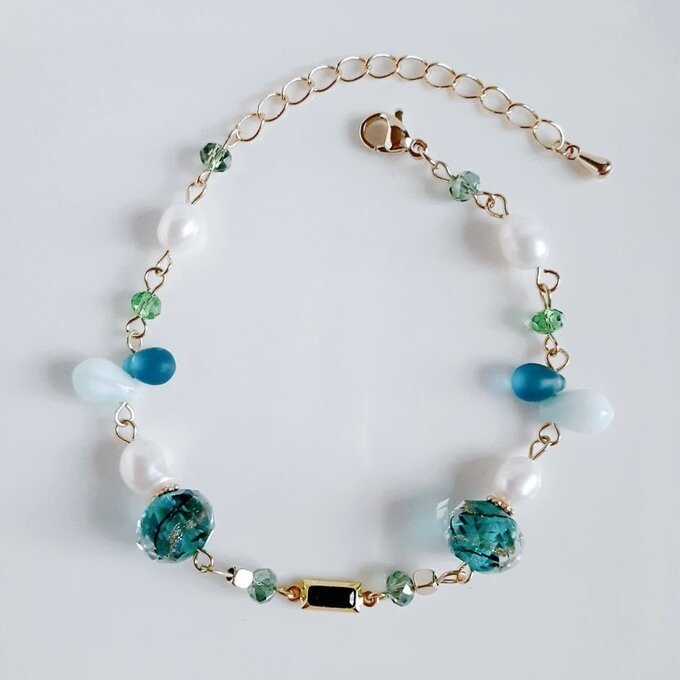 上品な淡水パールとぷっくりしずくととんぼ玉ビーズのお洒落ブレスレット(グリーン)