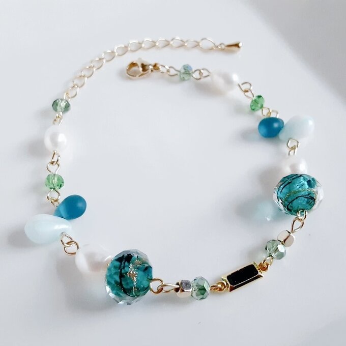 上品な淡水パールとぷっくりしずくととんぼ玉ビーズのお洒落ブレスレット(グリーン)