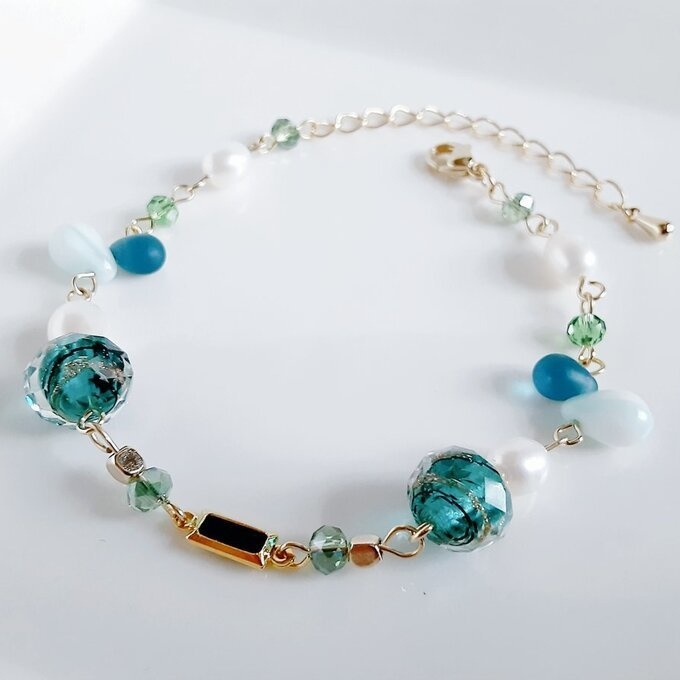 上品な淡水パールとぷっくりしずくととんぼ玉ビーズのお洒落ブレスレット(グリーン)