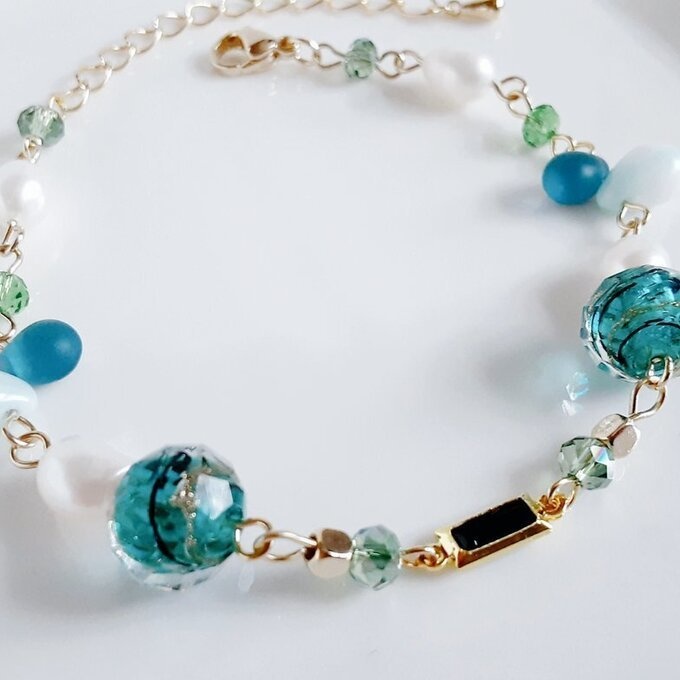 上品な淡水パールとぷっくりしずくととんぼ玉ビーズのお洒落ブレスレット(グリーン)