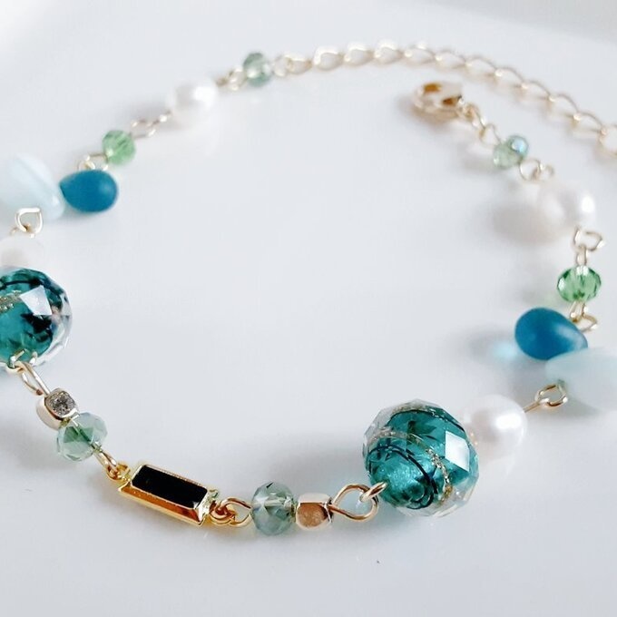 上品な淡水パールとぷっくりしずくととんぼ玉ビーズのお洒落ブレスレット(グリーン)