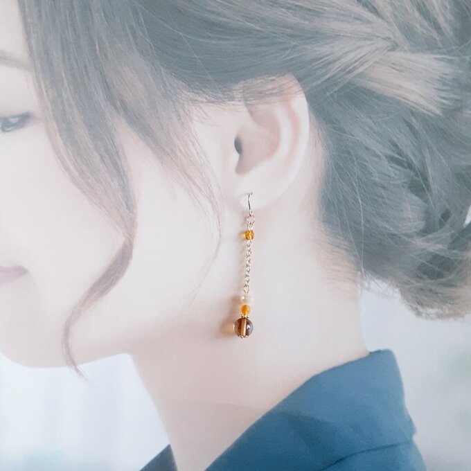 ラウンドフープ付き☆ルナフラッシュとガラスビーズの秋色トパーズカラーのアシンメトリーピアス/イヤリング