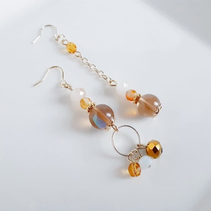 ラウンドフープ付き☆ルナフラッシュとガラスビーズの秋色トパーズカラーのアシンメトリーピアス/イヤリング