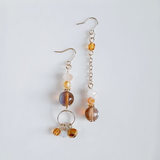 ラウンドフープ付き☆ルナフラッシュとガラスビーズの秋色トパーズカラーのアシンメトリーピアス/イヤリング