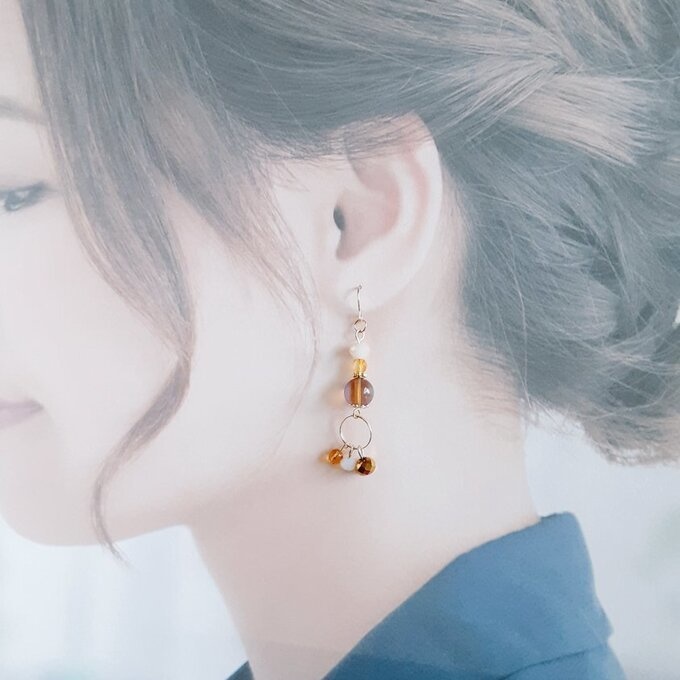 ラウンドフープ付き☆ルナフラッシュとガラスビーズの秋色トパーズカラーのアシンメトリーピアス/イヤリング