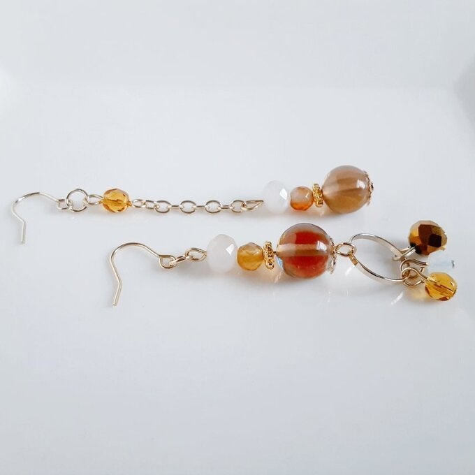 ラウンドフープ付き☆ルナフラッシュとガラスビーズの秋色トパーズカラーのアシンメトリーピアス/イヤリング