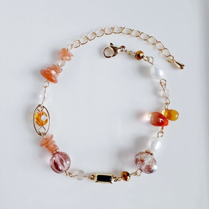 スクエアのフレームストーンとサンストーンと淡水パールとしずくととんぼ玉ビーズのグラデーション風ブレスレット