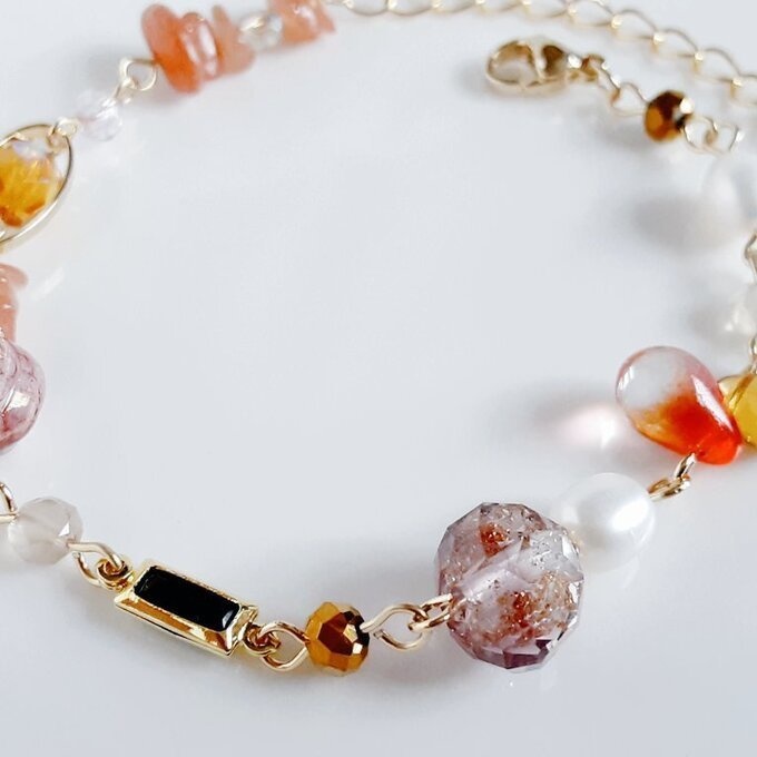 スクエアのフレームストーンとサンストーンと淡水パールとしずくととんぼ玉ビーズのグラデーション風ブレスレット