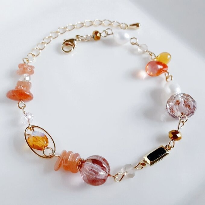 スクエアのフレームストーンとサンストーンと淡水パールとしずくととんぼ玉ビーズのグラデーション風ブレスレット