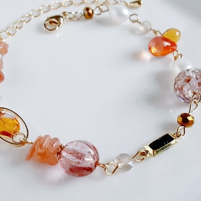 スクエアのフレームストーンとサンストーンと淡水パールとしずくととんぼ玉ビーズのグラデーション風ブレスレット