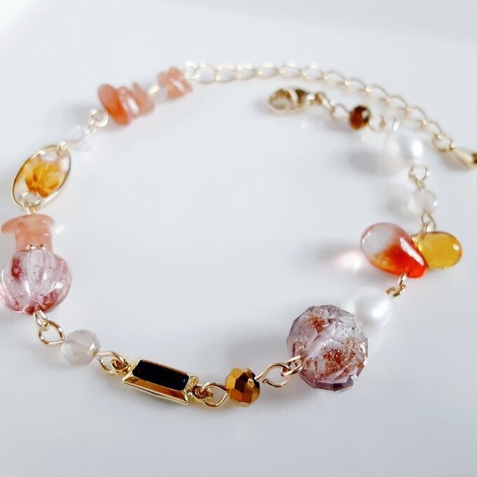 スクエアのフレームストーンとサンストーンと淡水パールとしずくととんぼ玉ビーズのグラデーション風ブレスレット