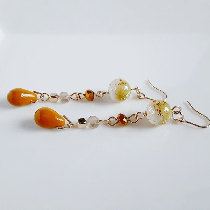 和を感じる唐草ビーズとしずくビーズのゆらゆらロングピアス/イヤリング(イエロー)