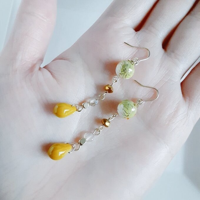 和を感じる唐草ビーズとしずくビーズのゆらゆらロングピアス/イヤリング(イエロー)