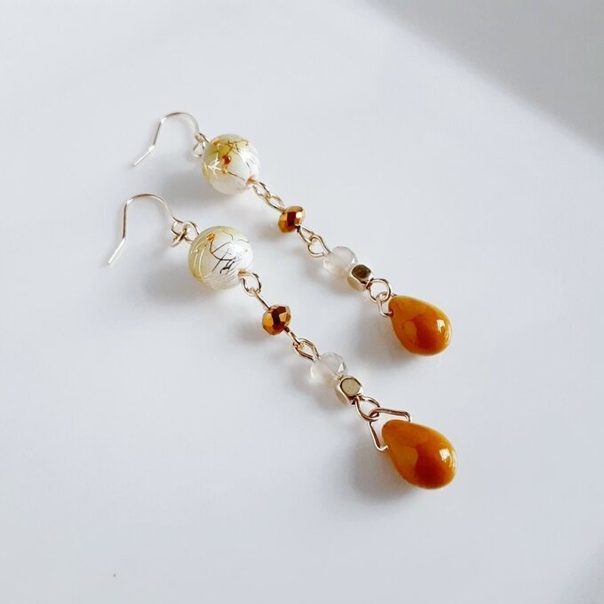 和を感じる唐草ビーズとしずくビーズのゆらゆらロングピアス/イヤリング(イエロー)