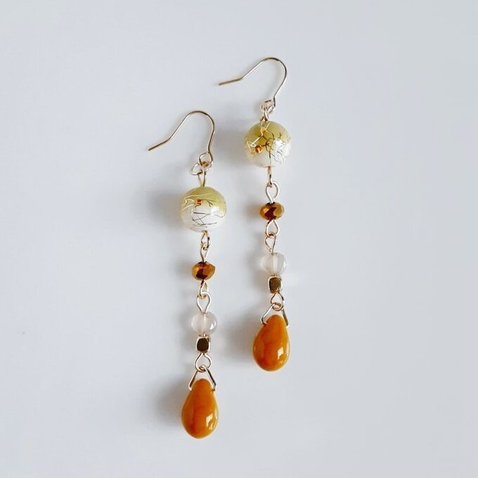 和を感じる唐草ビーズとしずくビーズのゆらゆらロングピアス/イヤリング(イエロー)