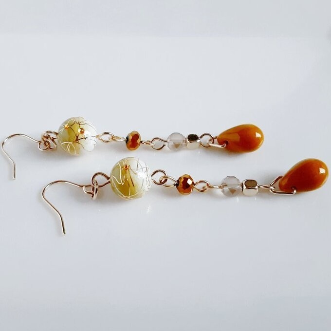 和を感じる唐草ビーズとしずくビーズのゆらゆらロングピアス/イヤリング(イエロー)