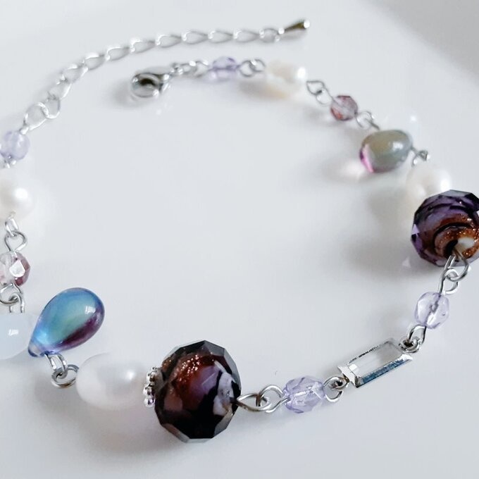 上品な淡水パールとぷっくりしずくととんぼ玉ビーズのお洒落ブレスレット(大人パープル)