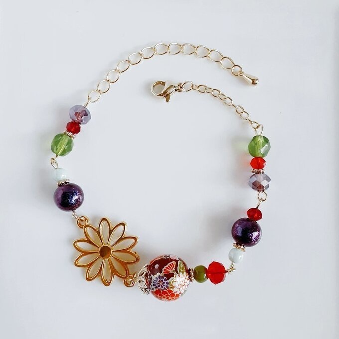 和を感じる☆菊の転写ビーズと大ぶりのお花の透かしチャームの大人シックカラーのブレスレット