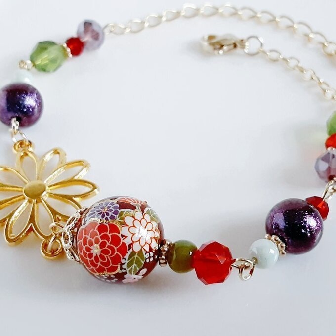 和を感じる☆菊の転写ビーズと大ぶりのお花の透かしチャームの大人シックカラーのブレスレット