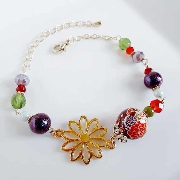 和を感じる☆菊の転写ビーズと大ぶりのお花の透かしチャームの大人シックカラーのブレスレット