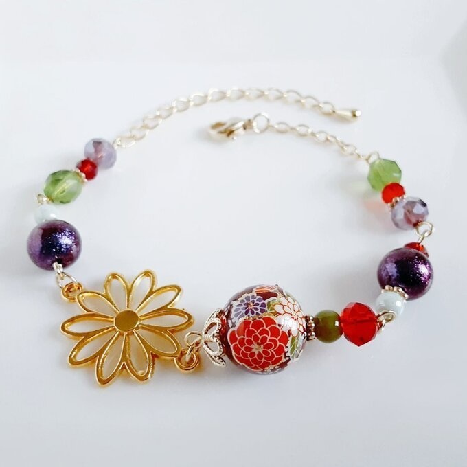 和を感じる☆菊の転写ビーズと大ぶりのお花の透かしチャームの大人シックカラーのブレスレット