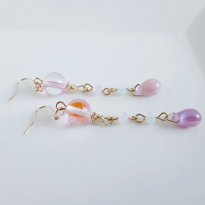 可憐ピンクカラーのゆらゆらロングピアス/イヤリング