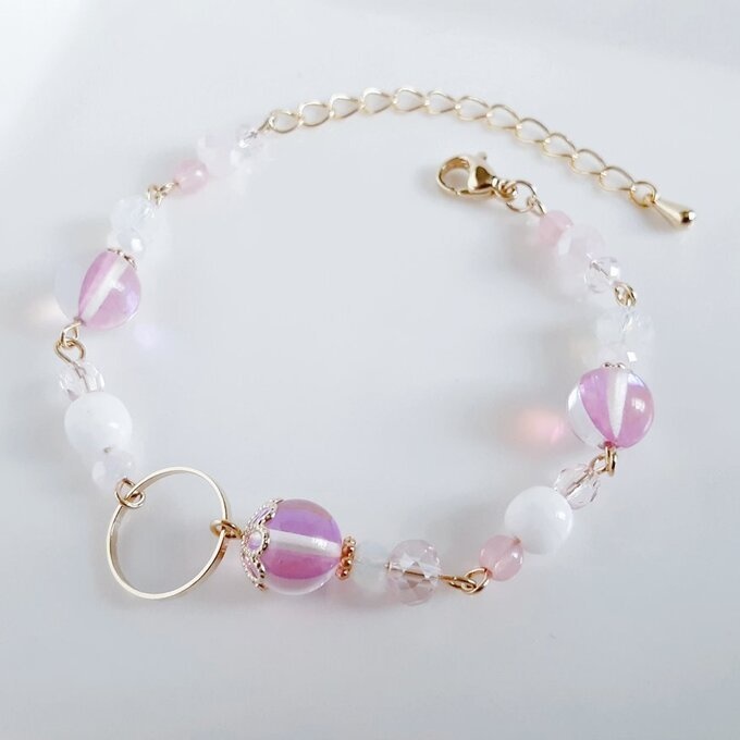 ラウンドフープ付き☆ルナフラッシュとガラスビーズのファンシーなピンク色のブレスレット