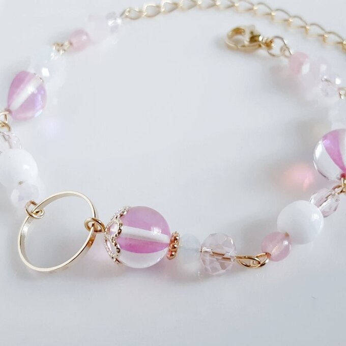 ラウンドフープ付き☆ルナフラッシュとガラスビーズのファンシーなピンク色のブレスレット