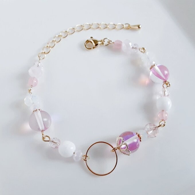 ラウンドフープ付き☆ルナフラッシュとガラスビーズのファンシーなピンク色のブレスレット
