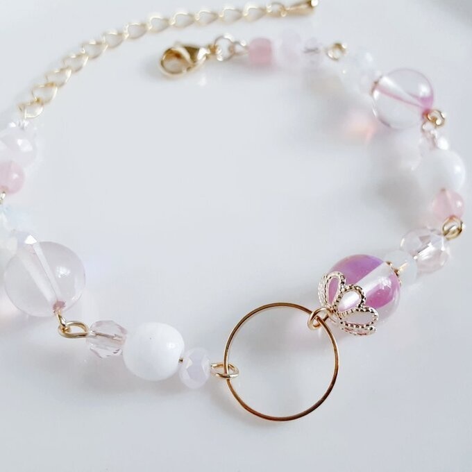 ラウンドフープ付き☆ルナフラッシュとガラスビーズのファンシーなピンク色のブレスレット