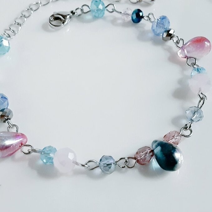 しずくとガラスビーズのマーメイドブルーカラーのグラデーション風ブレスレット