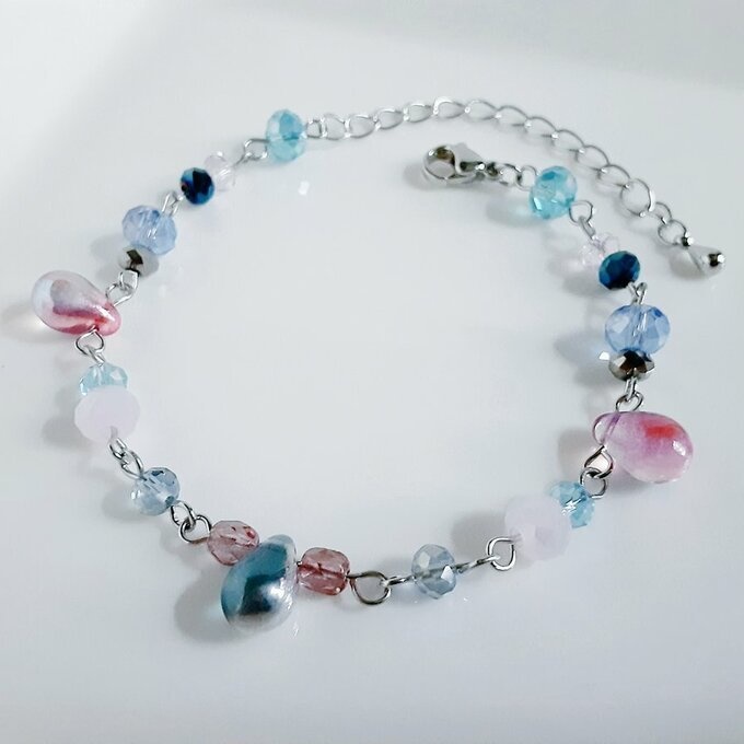しずくとガラスビーズのマーメイドブルーカラーのグラデーション風ブレスレット