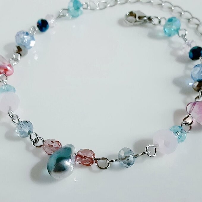 しずくとガラスビーズのマーメイドブルーカラーのグラデーション風ブレスレット