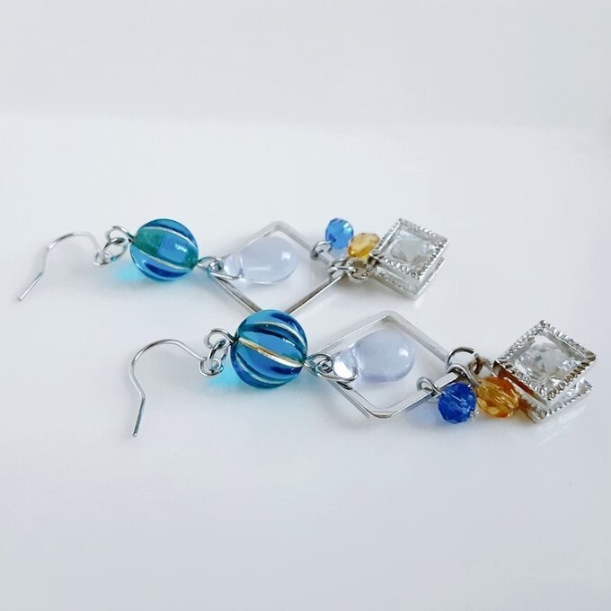 キュービックジルコニアが光る☆チェコメロンビーズとスクエアのトロピカルブルー色ピアス/イヤリング