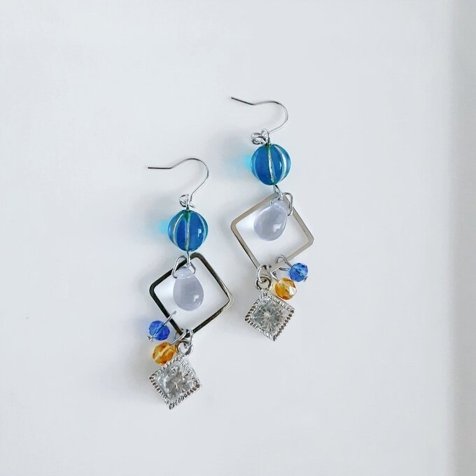 キュービックジルコニアが光る☆チェコメロンビーズとスクエアのトロピカルブルー色ピアス/イヤリング