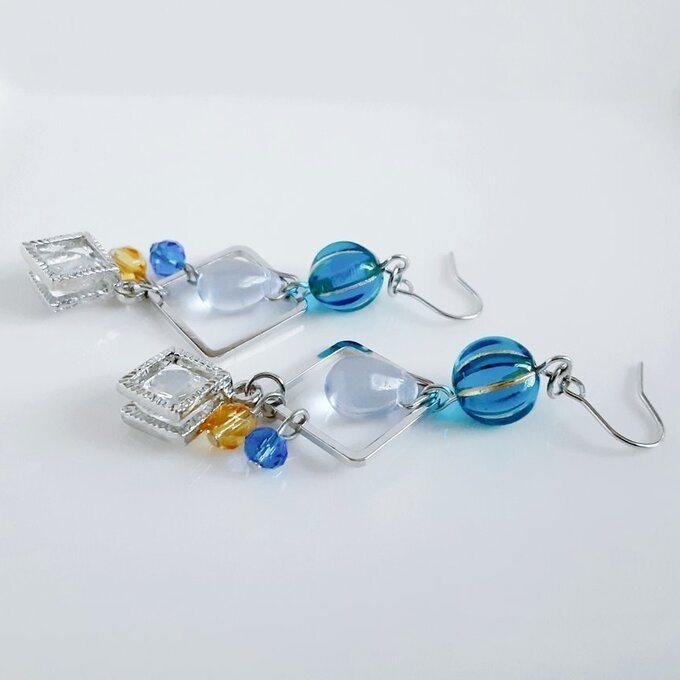 キュービックジルコニアが光る☆チェコメロンビーズとスクエアのトロピカルブルー色ピアス/イヤリング