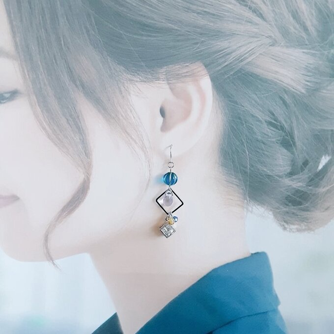 キュービックジルコニアが光る☆チェコメロンビーズとスクエアのトロピカルブルー色ピアス/イヤリング