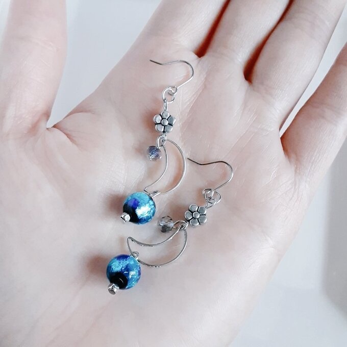 蛍石風ビーズが揺れる☆三日月とお花のメタルビーズのピアス/イヤリング