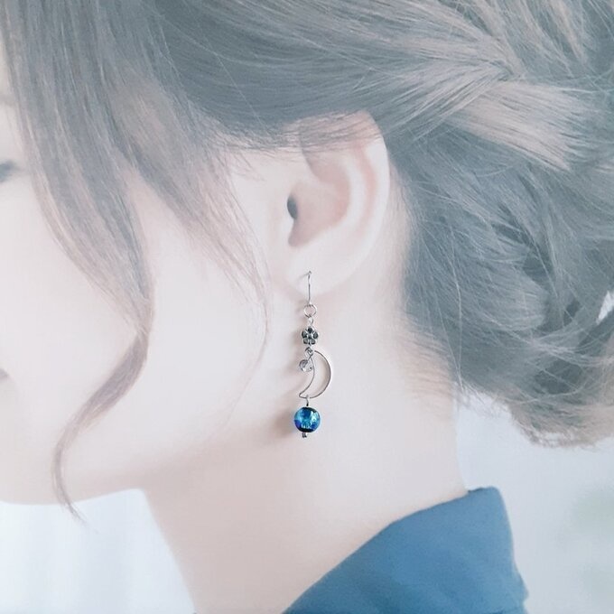 蛍石風ビーズが揺れる☆三日月とお花のメタルビーズのピアス/イヤリング