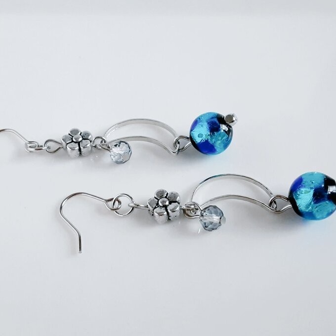 蛍石風ビーズが揺れる☆三日月とお花のメタルビーズのピアス/イヤリング