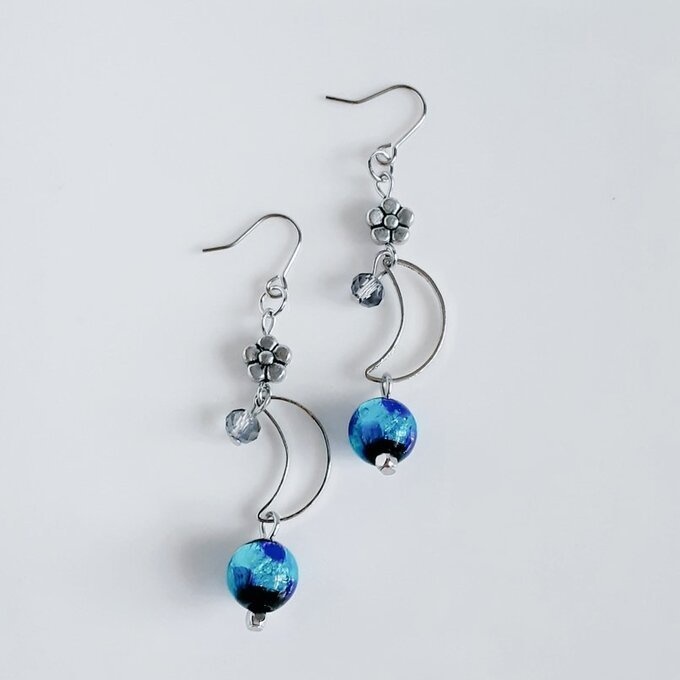 蛍石風ビーズが揺れる☆三日月とお花のメタルビーズのピアス/イヤリング