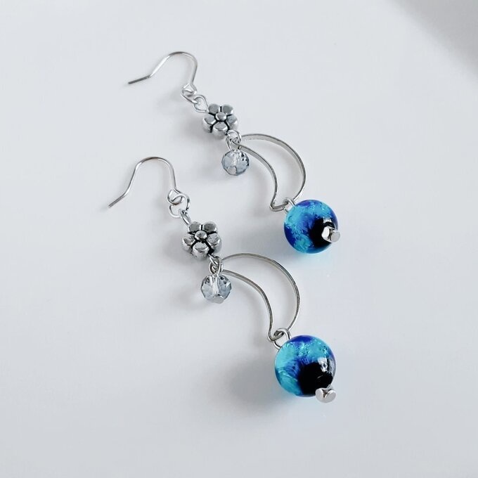 蛍石風ビーズが揺れる☆三日月とお花のメタルビーズのピアス/イヤリング