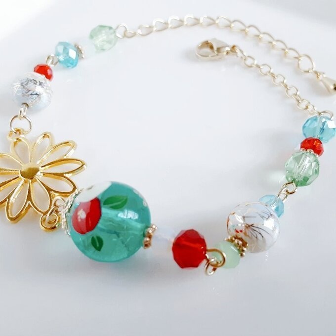 和を感じる☆椿の転写ビーズと大ぶりのお花の透かしチャームのグリーンレッドカラーのブレスレット