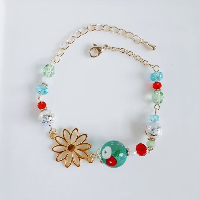 和を感じる☆椿の転写ビーズと大ぶりのお花の透かしチャームのグリーンレッドカラーのブレスレット