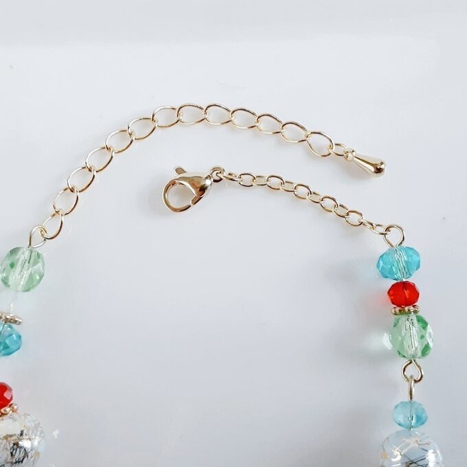 和を感じる☆椿の転写ビーズと大ぶりのお花の透かしチャームのグリーンレッドカラーのブレスレット