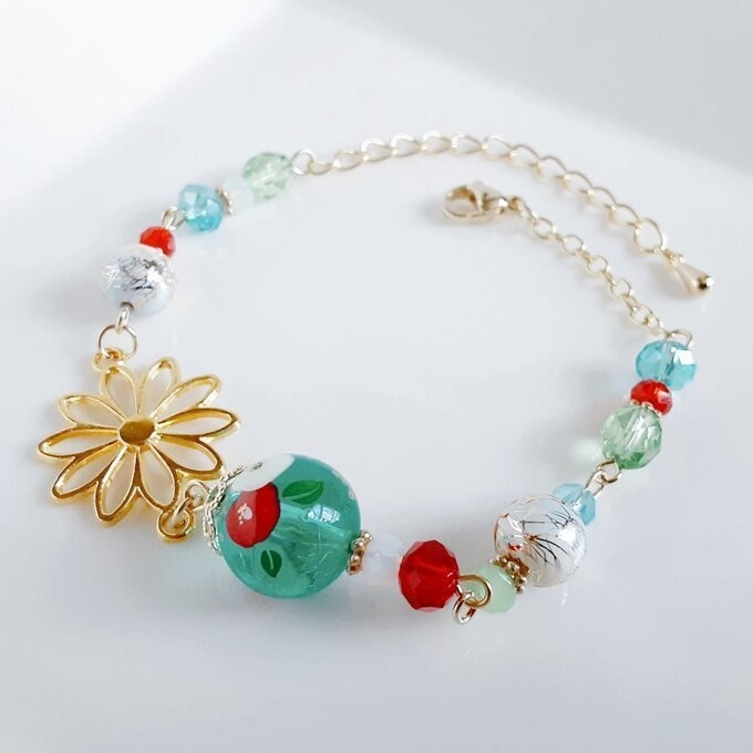 和を感じる☆椿の転写ビーズと大ぶりのお花の透かしチャームのグリーンレッドカラーのブレスレット