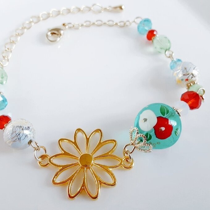 和を感じる☆椿の転写ビーズと大ぶりのお花の透かしチャームのグリーンレッドカラーのブレスレット